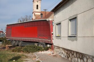 Kamion se zabio u kuću kod Vinkovaca, više ljudi ozlijeđeno