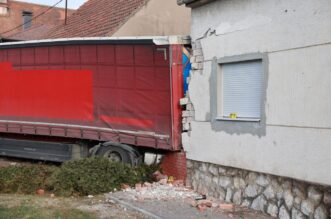 Kamion se zabio u kuću kod Vinkovaca, više ljudi ozlijeđeno