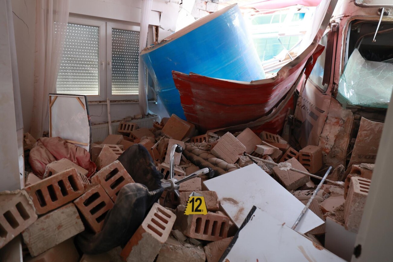 Kamion se zabio u kuću kod Vinkovaca, više ljudi ozlijeđeno Kamion se zabio u kuću kod Vinkovaca, više ljudi ozlijeđeno