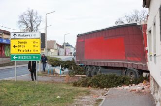 Kamion se zabio u kuću kod Vinkovaca, više ljudi ozlijeđeno