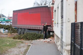 Kamion se zabio u kuću kod Vinkovaca, više ljudi ozlijeđeno