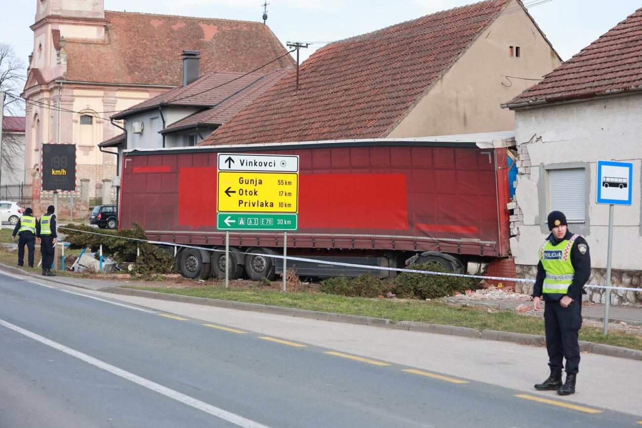 Kamion se zabio u kuću kod Vinkovaca, više ljudi ozlijeđeno Kamion se zabio u kuću kod Vinkovaca, više ljudi ozlijeđeno