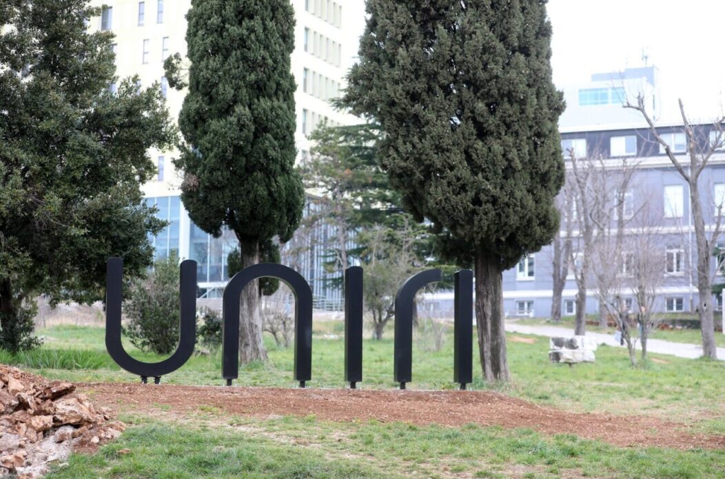 Rijeka: Natpis UNIRI postavljen na ulazu u Kampus