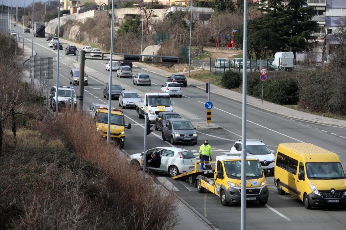 Rijeka: Razbijena vozila i policija na obilaznici u Hostima
