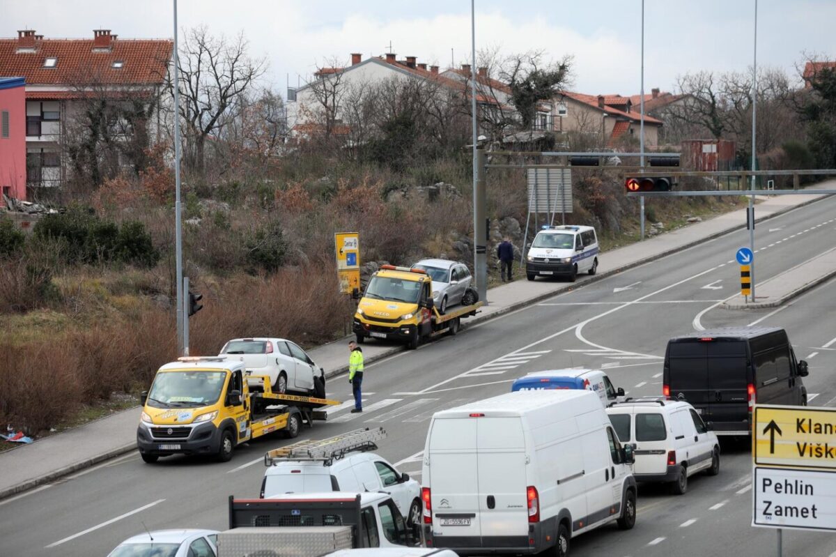 Rijeka: Razbijena vozila i policija na obilaznici u Hostima