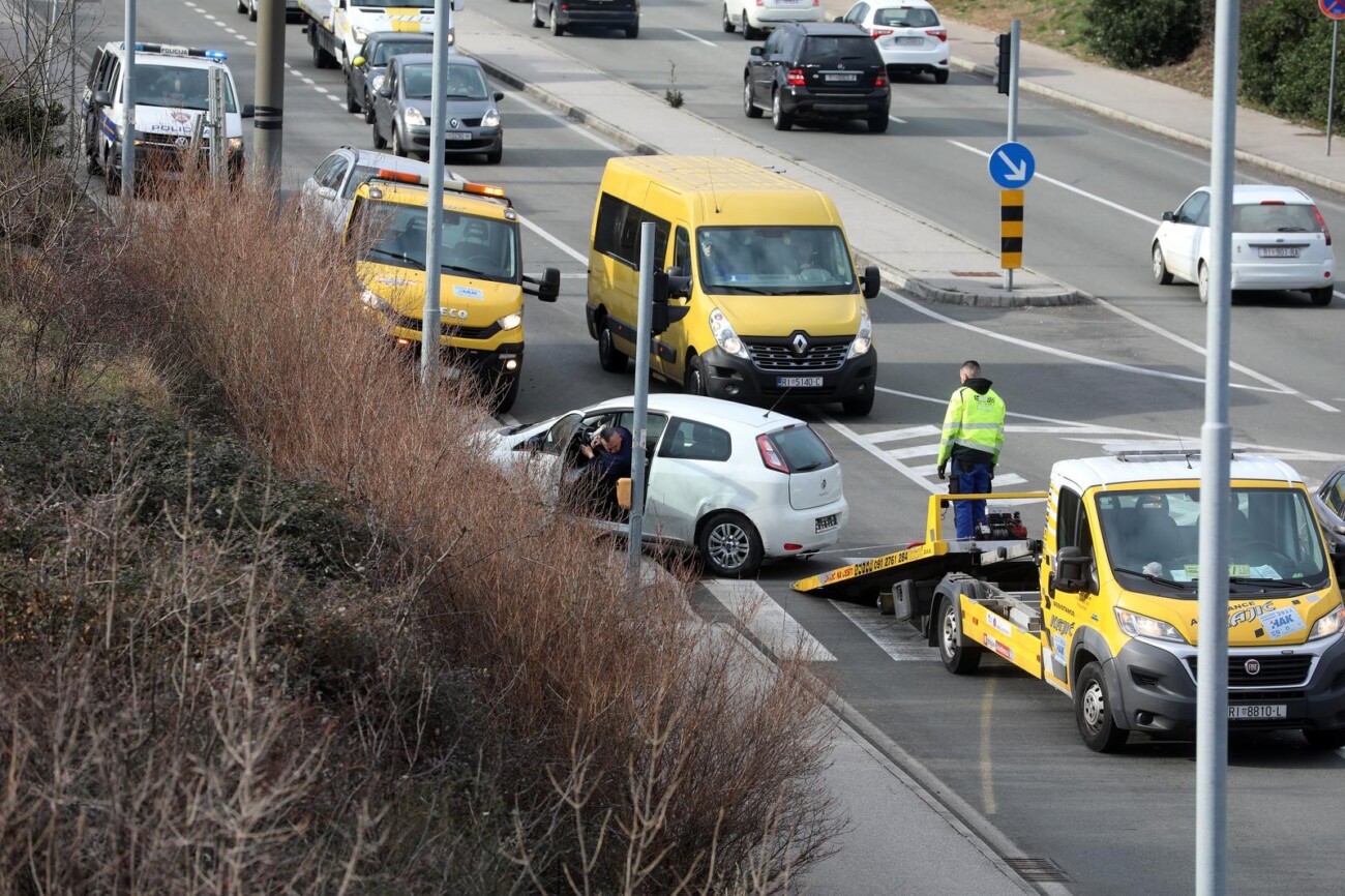 Rijeka: Razbijena vozila i policija na obilaznici u Hostima