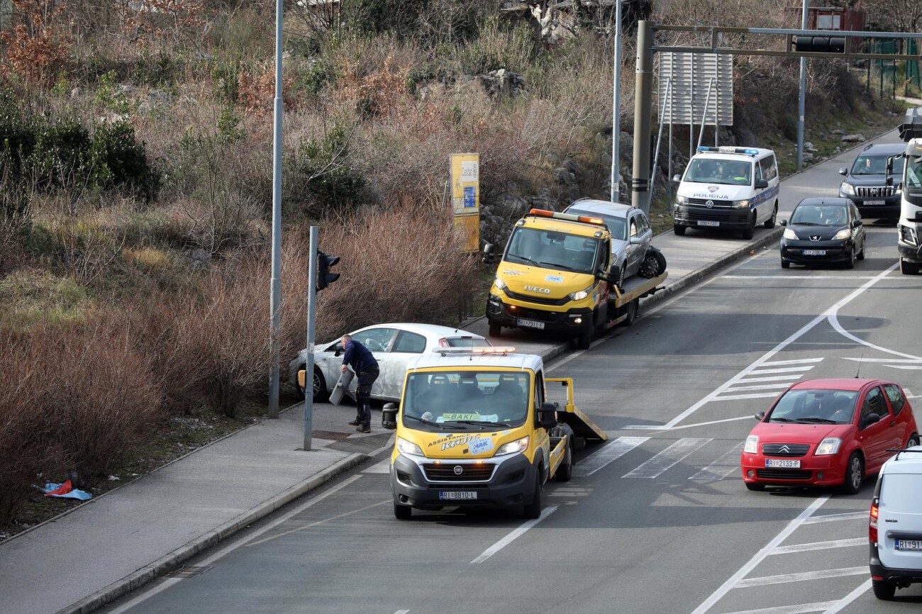 Rijeka: Razbijena vozila i policija na obilaznici u Hostima