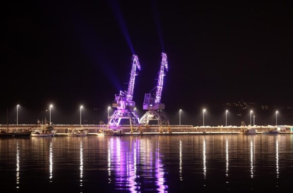 Rijeka: Dizalice i fontane osvijetljene ljubičastim svjetlom povodom Svjetskog dana epilepsije