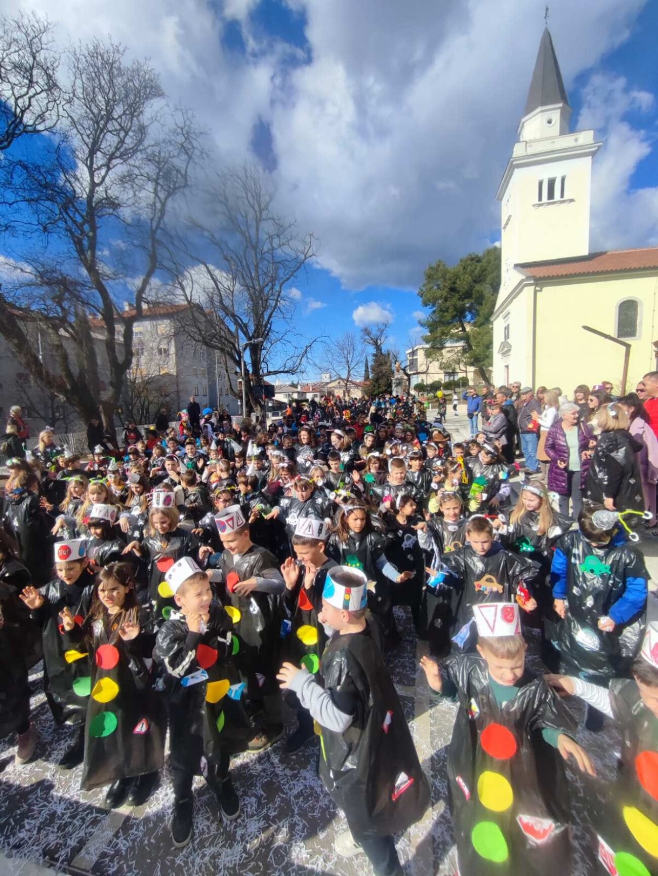 škola drenova maškarana povorka 2024 3