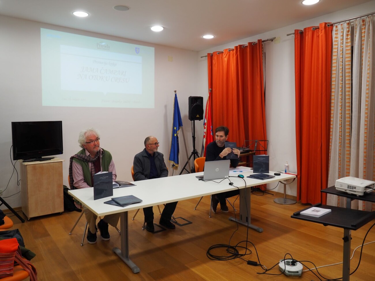 CAMPARI PGZ KNJIGA CRES (1)