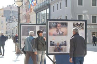 Izložba-fotografija-Žene-na-postamentima-na-Korzu-10