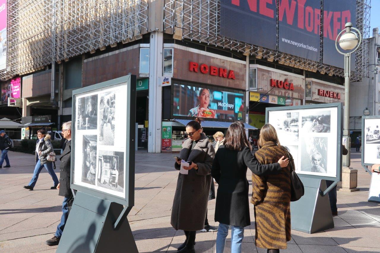 Izložba-fotografija-Žene-na-postamentima-na-Korzu-11 Izložba-fotografija-Žene-na-postamentima-na-Korzu-11