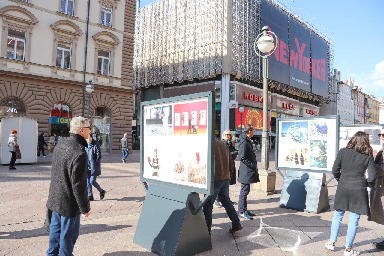 Izložba-fotografija-Žene-na-postamentima-na-Korzu-12 Izložba-fotografija-Žene-na-postamentima-na-Korzu-12