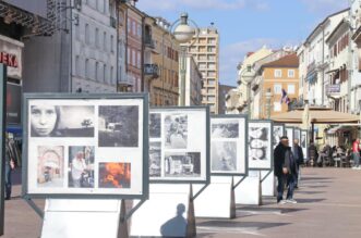 Izložba-fotografija-Žene-na-postamentima-na-Korzu-13