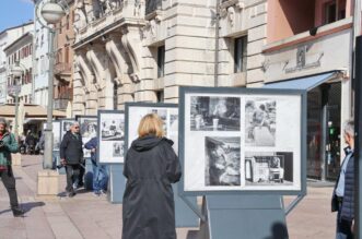 Izložba-fotografija-Žene-na-postamentima-na-Korzu-16