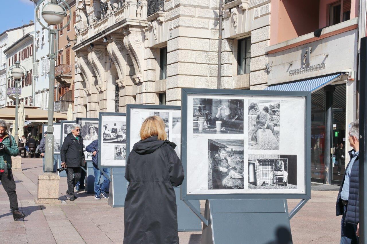Izložba-fotografija-Žene-na-postamentima-na-Korzu-16 Izložba-fotografija-Žene-na-postamentima-na-Korzu-16