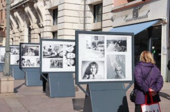 Izložba-fotografija-Žene-na-postamentima-na-Korzu-19