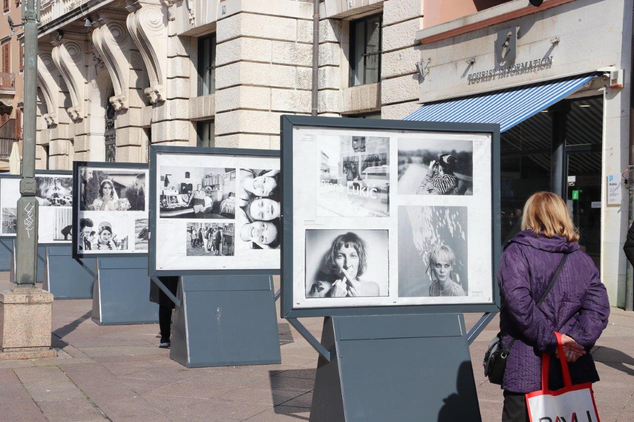 Izložba-fotografija-Žene-na-postamentima-na-Korzu-19 Izložba-fotografija-Žene-na-postamentima-na-Korzu-19