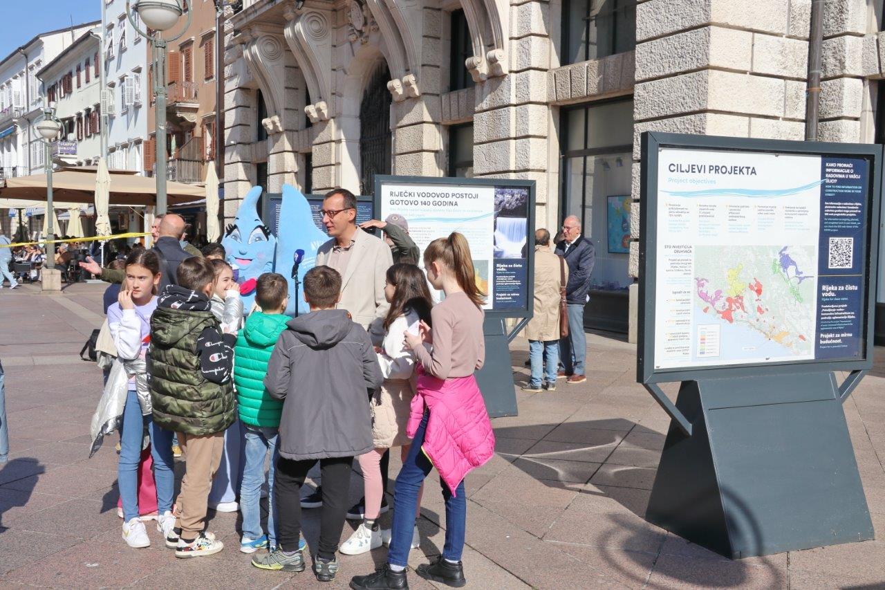 Izložba-na-postamentima-Voda-za-mir-7 Izložba-na-postamentima-Voda-za-mir-7