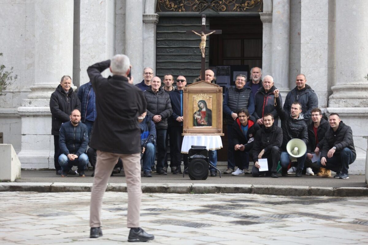 Rijeka: 'Marijini ratnici' molili krunicu pred katedralom Svetog Vida