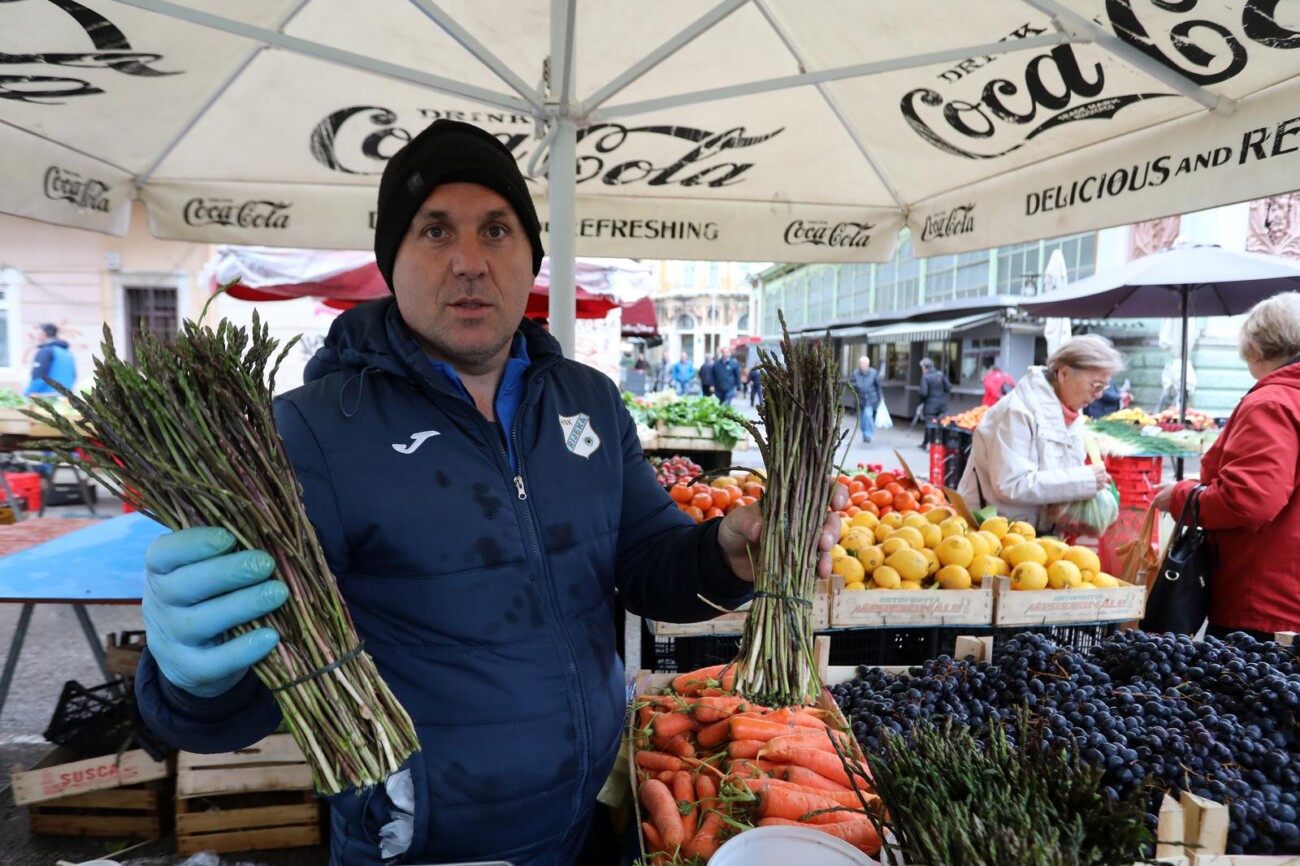 Rijeka: Na tržnicu stigle prve ovogodišnje divlje šparoge Rijeka: Na tržnicu stigle prve ovogodišnje divlje šparoge