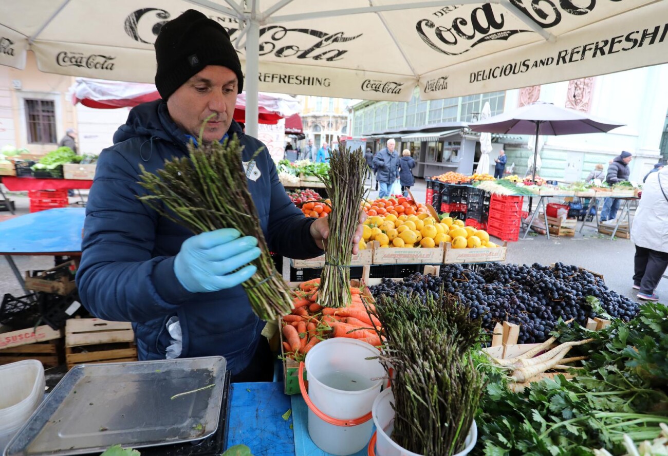 Rijeka: Na tržnicu stigle prve ovogodišnje divlje šparoge Rijeka: Na tržnicu stigle prve ovogodišnje divlje šparoge