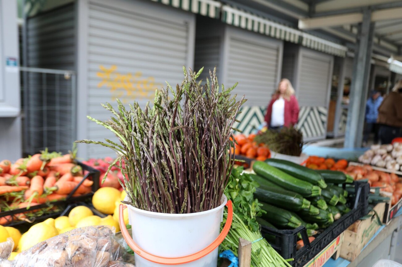 Rijeka: Na tržnicu stigle prve ovogodišnje divlje šparoge Rijeka: Na tržnicu stigle prve ovogodišnje divlje šparoge