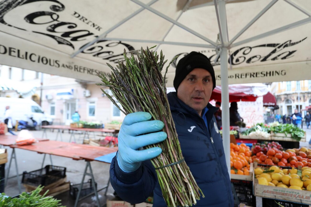 Rijeka: Na tržnicu stigle prve ovogodišnje divlje šparoge Rijeka: Na tržnicu stigle prve ovogodišnje divlje šparoge