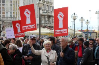 Rijeka: Veliki prosvjed oporbe na trgu 128 brigade HV