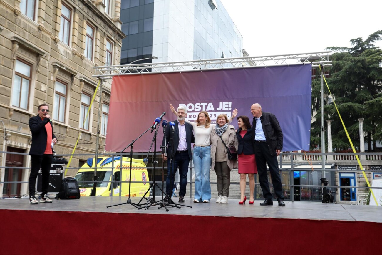 Rijeka: Veliki prosvjed oporbe na trgu 128 brigade HV Rijeka: Veliki prosvjed oporbe na trgu 128 brigade HV