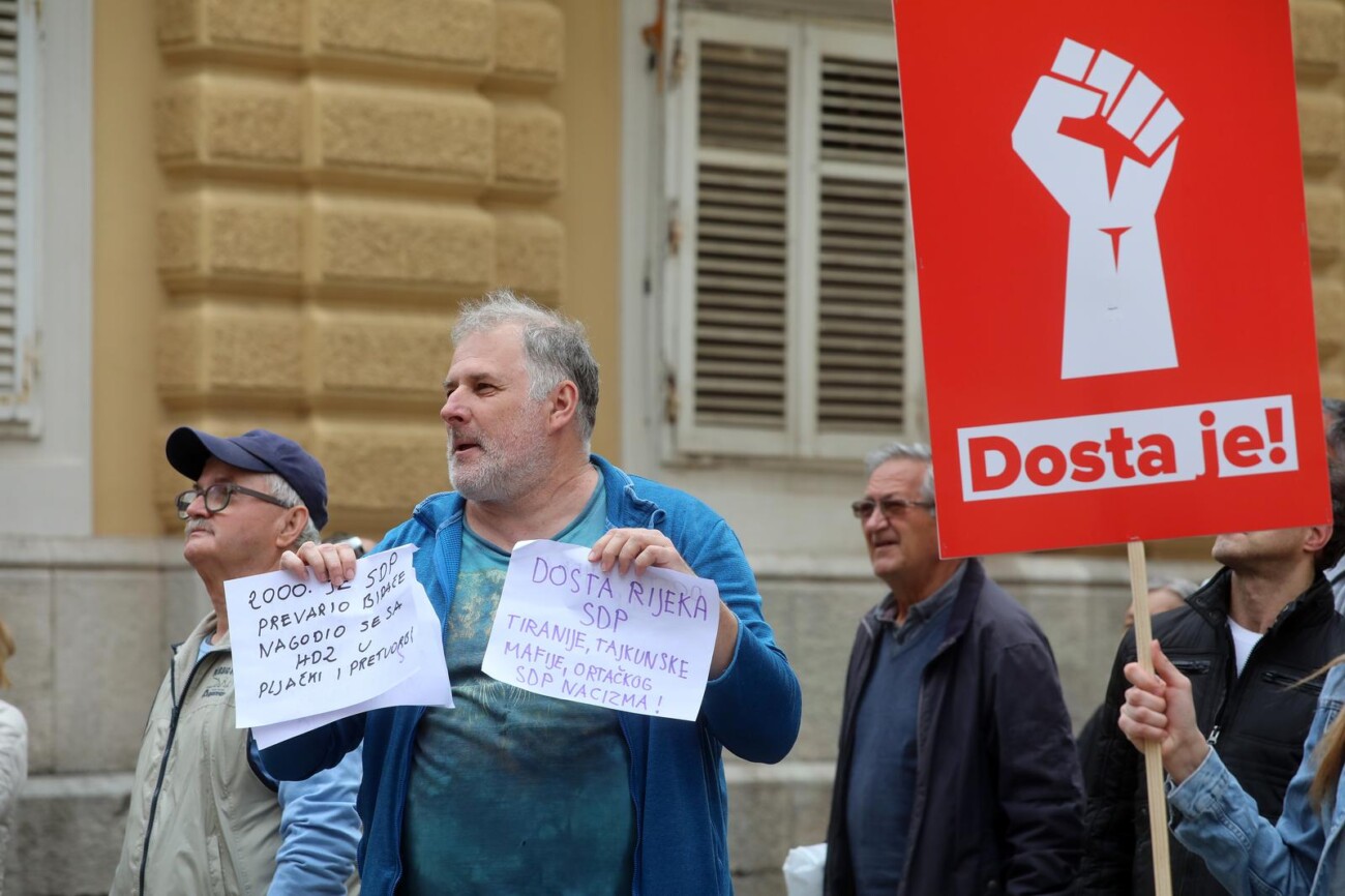 Rijeka: Veliki prosvjed oporbe na trgu 128 brigade HV Rijeka: Veliki prosvjed oporbe na trgu 128 brigade HV