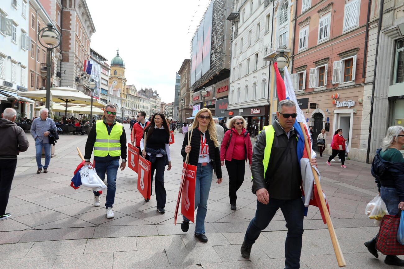 Rijeka: Veliki prosvjed oporbe na trgu 128 brigade HV Rijeka: Veliki prosvjed oporbe na trgu 128 brigade HV