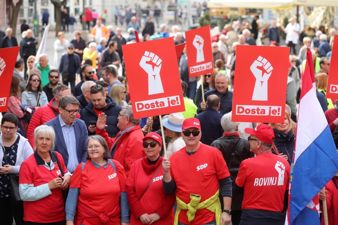 Rijeka: Veliki prosvjed oporbe na trgu 128 brigade HV Rijeka: Veliki prosvjed oporbe na trgu 128 brigade HV