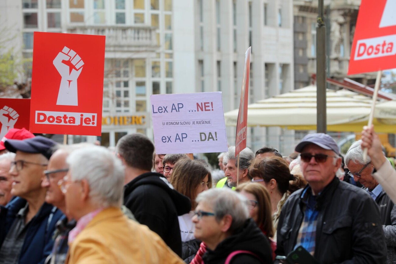 Rijeka: Veliki prosvjed oporbe na trgu 128 brigade HV Rijeka: Veliki prosvjed oporbe na trgu 128 brigade HV