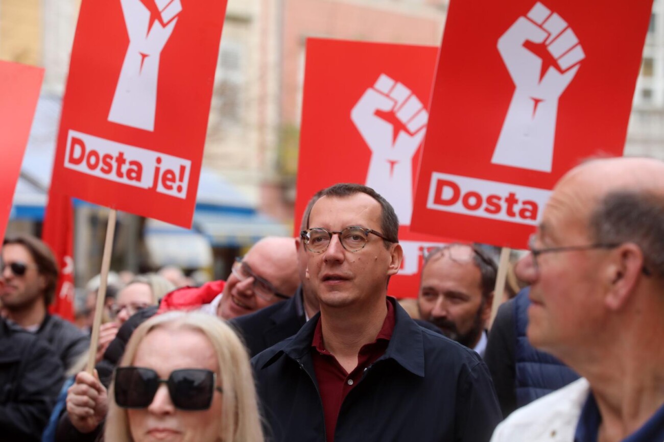 Rijeka: Veliki prosvjed oporbe na trgu 128 brigade HV Rijeka: Veliki prosvjed oporbe na trgu 128 brigade HV