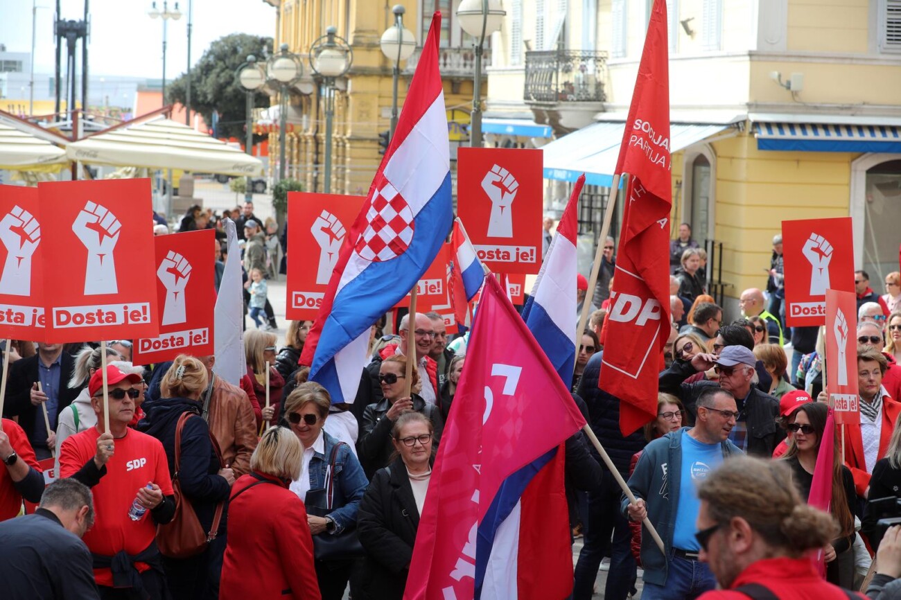 Rijeka: Veliki prosvjed oporbe na trgu 128 brigade HV Rijeka: Veliki prosvjed oporbe na trgu 128 brigade HV