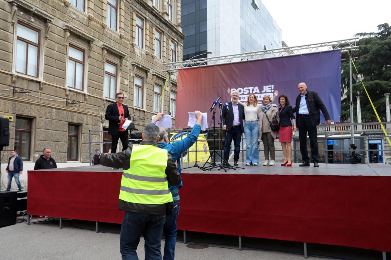 Rijeka: Veliki prosvjed oporbe na trgu 128 brigade HV Rijeka: Veliki prosvjed oporbe na trgu 128 brigade HV