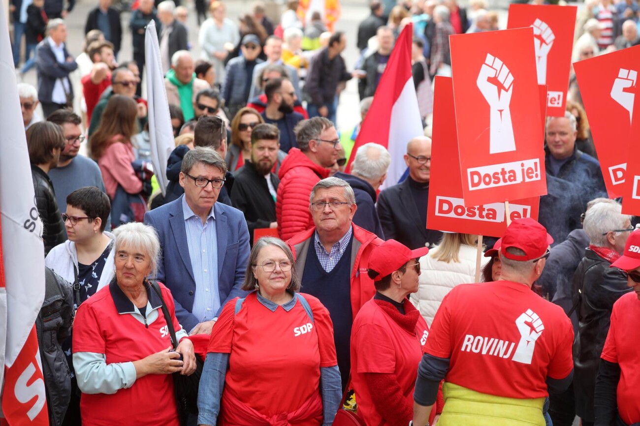 Rijeka: Veliki prosvjed oporbe na trgu 128 brigade HV Rijeka: Veliki prosvjed oporbe na trgu 128 brigade HV