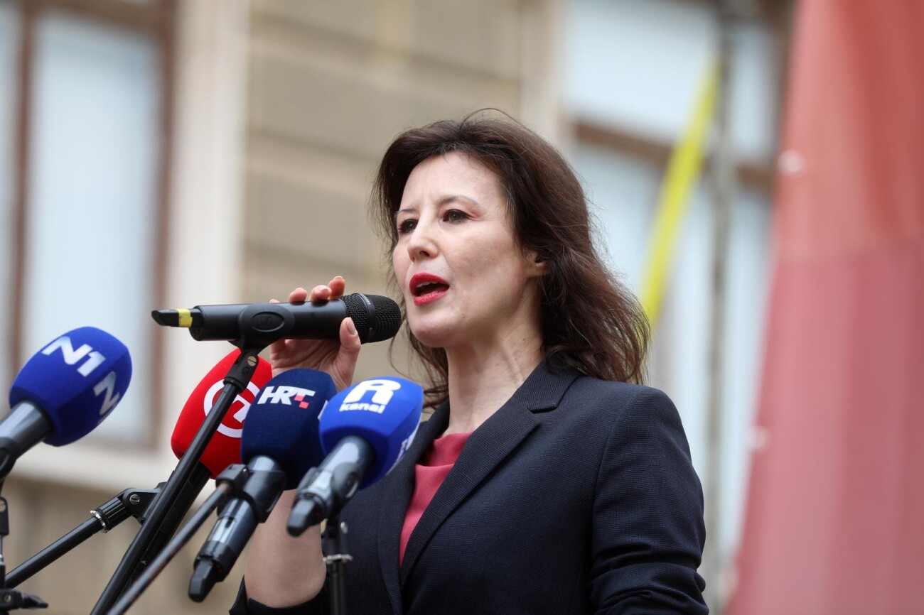 Rijeka: Veliki prosvjed oporbe na trgu 128 brigade HV Rijeka: Veliki prosvjed oporbe na trgu 128 brigade HV