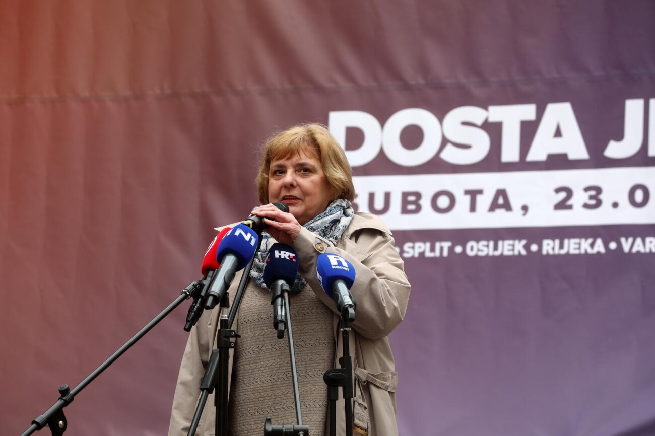 Rijeka: Veliki prosvjed oporbe na trgu 128 brigade HV Rijeka: Veliki prosvjed oporbe na trgu 128 brigade HV