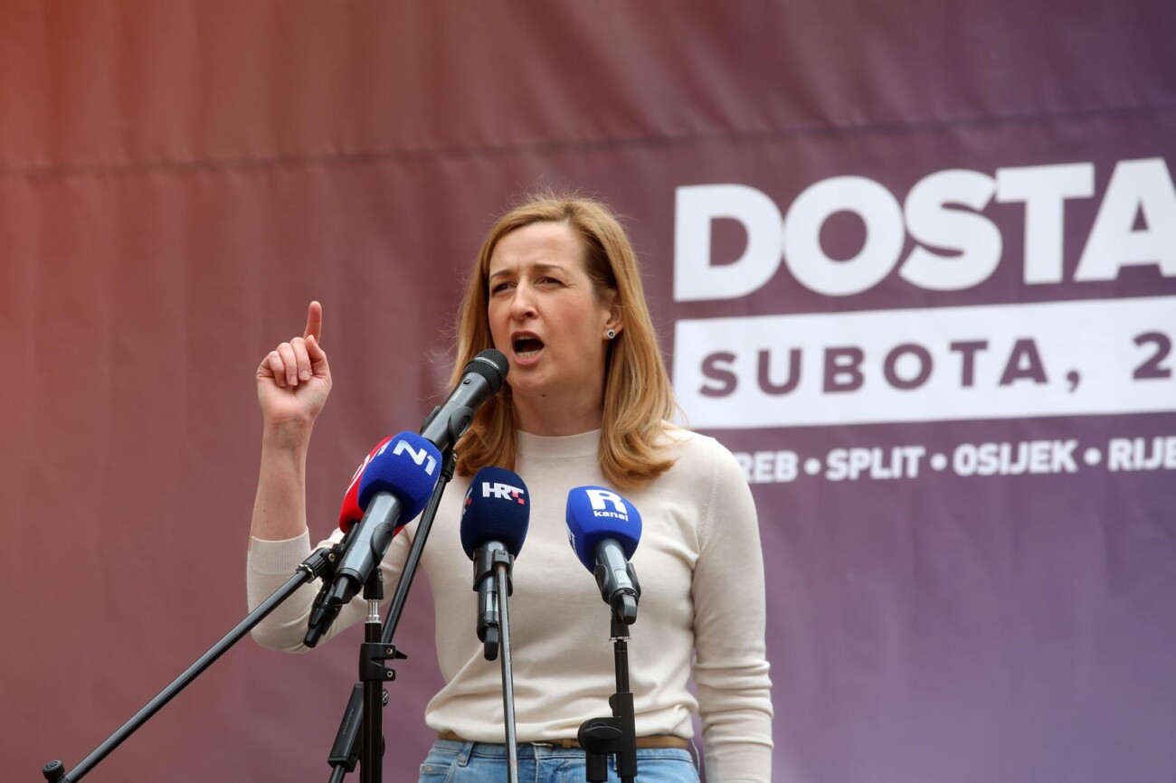 Rijeka: Veliki prosvjed oporbe na trgu 128 brigade HV Rijeka: Veliki prosvjed oporbe na trgu 128 brigade HV