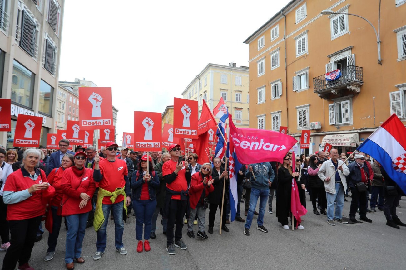 Rijeka: Veliki prosvjed oporbe na trgu 128 brigade HV Rijeka: Veliki prosvjed oporbe na trgu 128 brigade HV