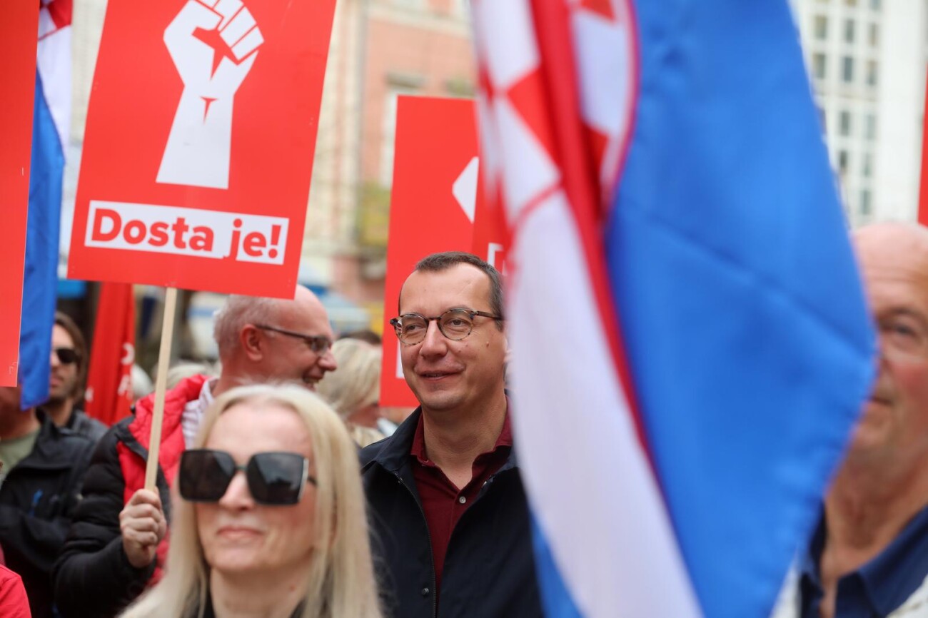 Rijeka: Veliki prosvjed oporbe na trgu 128 brigade HV Rijeka: Veliki prosvjed oporbe na trgu 128 brigade HV