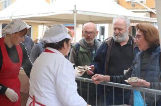 Rijeka: Podijeljeno 2500 porcija friganih srdela