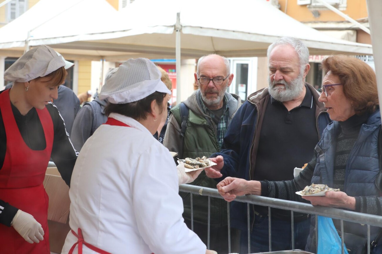 Rijeka: Podijeljeno 2500 porcija friganih srdela Rijeka: Podijeljeno 2500 porcija friganih srdela