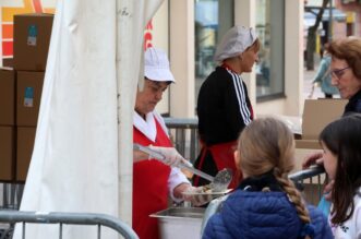 Rijeka: Podijeljeno 2500 porcija friganih srdela