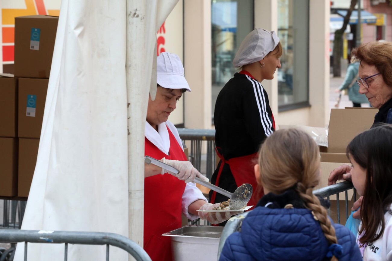 Rijeka: Podijeljeno 2500 porcija friganih srdela Rijeka: Podijeljeno 2500 porcija friganih srdela