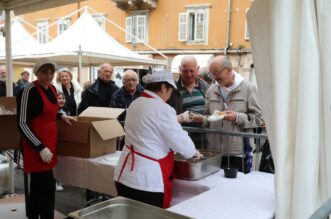 Rijeka: Podijeljeno 2500 porcija friganih srdela