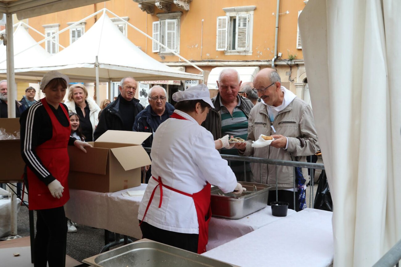Rijeka: Podijeljeno 2500 porcija friganih srdela Rijeka: Podijeljeno 2500 porcija friganih srdela