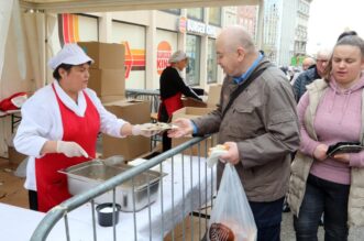 Rijeka: Podijeljeno 2500 porcija friganih srdela